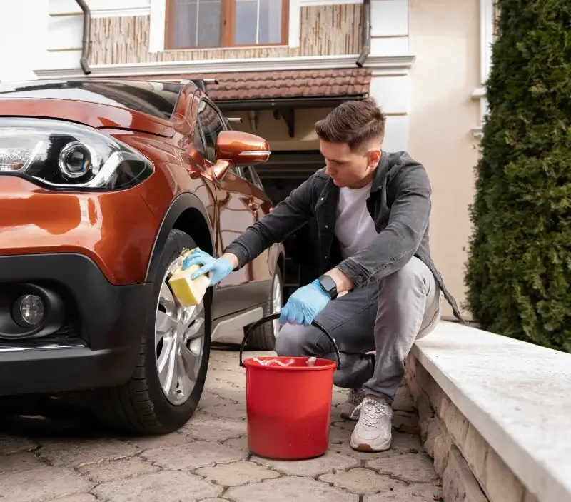 Lavage auto à domicile Saint-Alpinien : professionnel intervenant sur un véhicule